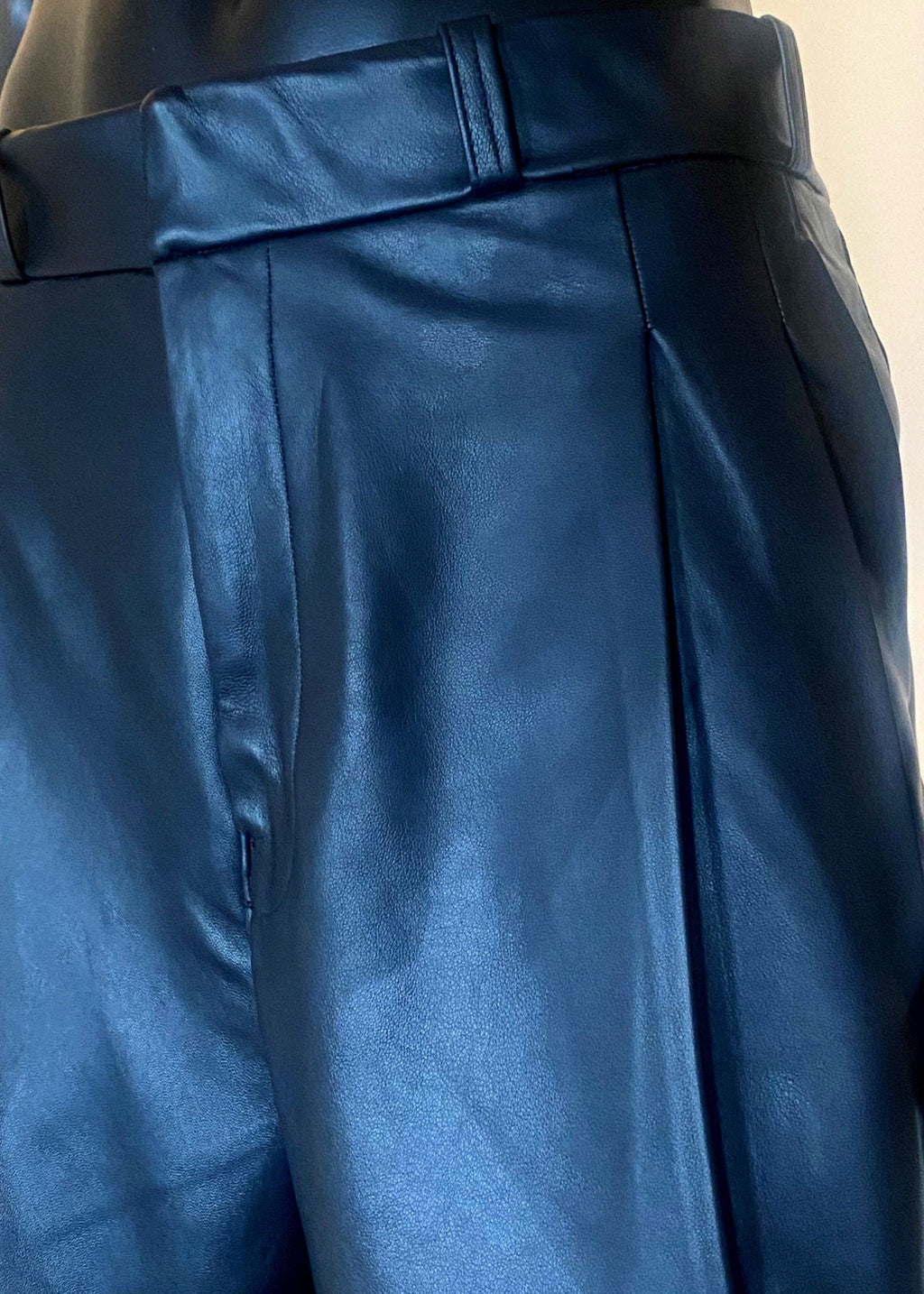 Stacy Stewart Smith Men's Onyx Leather Pleated Windsor Pants on mannequin 6'3" zoomed frontal view in black cowboy boots with gray backdrop 